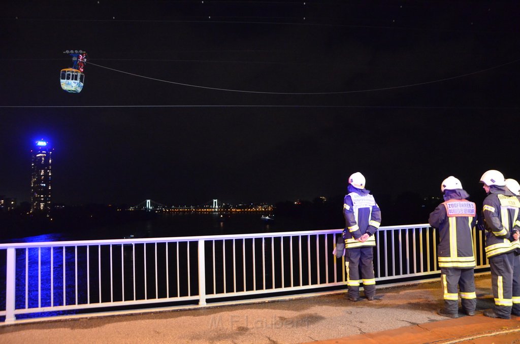 Einsatz BF Hoehenretter Koelner Seilbahn Hoehe Zoobruecke P2616.JPG